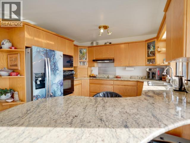 4029 Lytton Ave, Powell River, BC - Indoor Photo Showing Kitchen With Double Sink