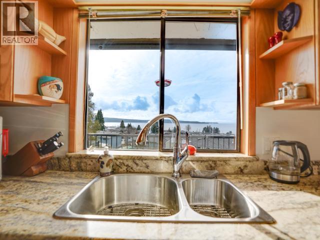 4029 Lytton Ave, Powell River, BC - Indoor Photo Showing Kitchen With Double Sink