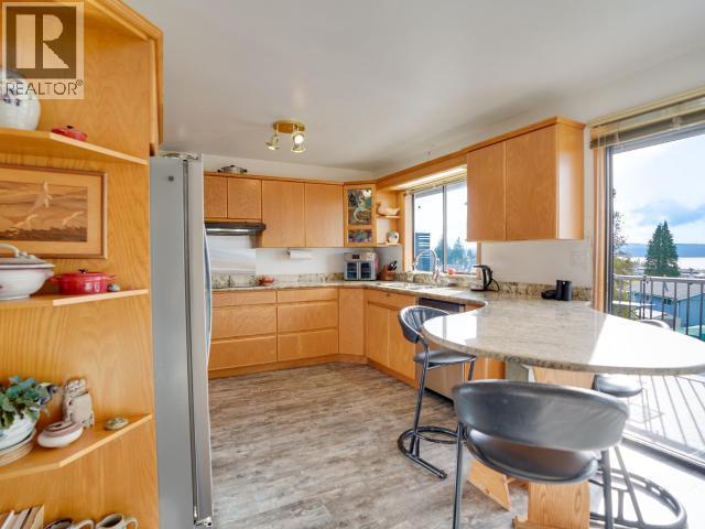4029 Lytton Ave, Powell River, BC - Indoor Photo Showing Kitchen With Double Sink