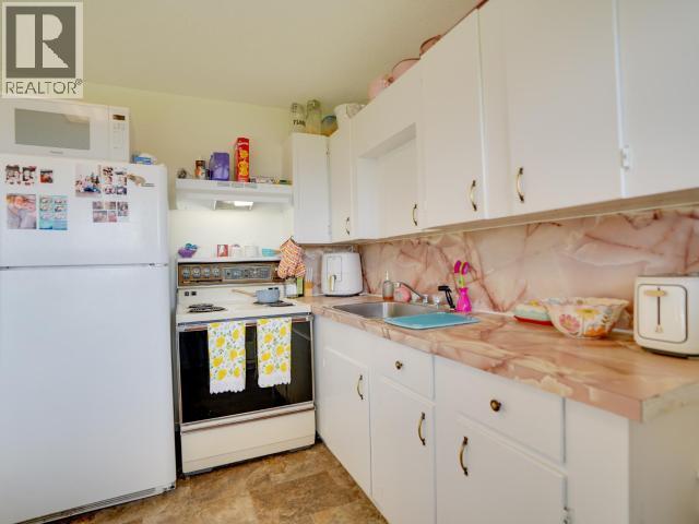 4029 Lytton Ave, Powell River, BC - Indoor Photo Showing Kitchen