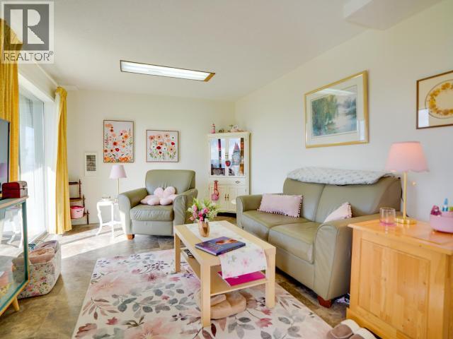 4029 Lytton Ave, Powell River, BC - Indoor Photo Showing Living Room