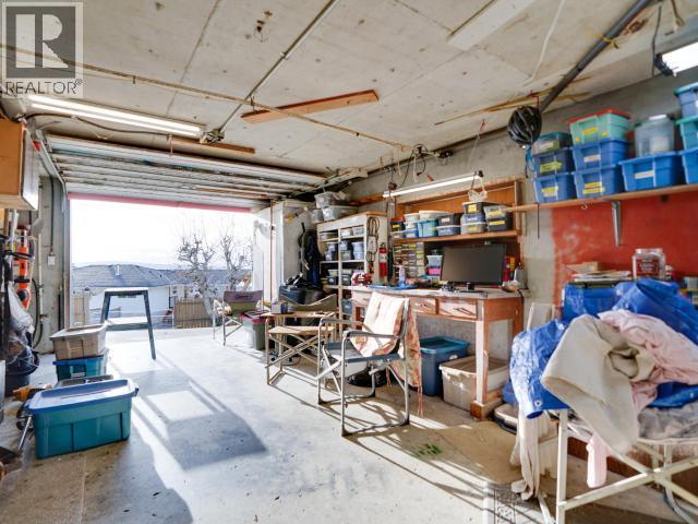 4029 Lytton Ave, Powell River, BC - Indoor Photo Showing Garage