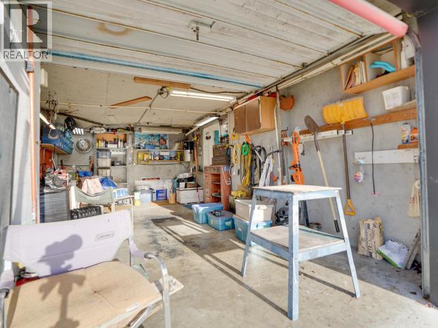4029 Lytton Ave, Powell River, BC - Indoor Photo Showing Garage