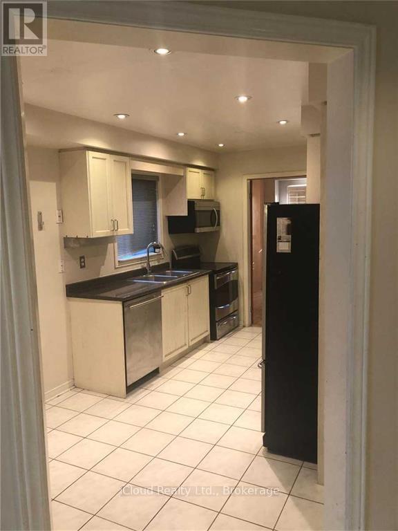 5484 Richmeadow Mews, Mississauga, ON - Indoor Photo Showing Kitchen With Double Sink