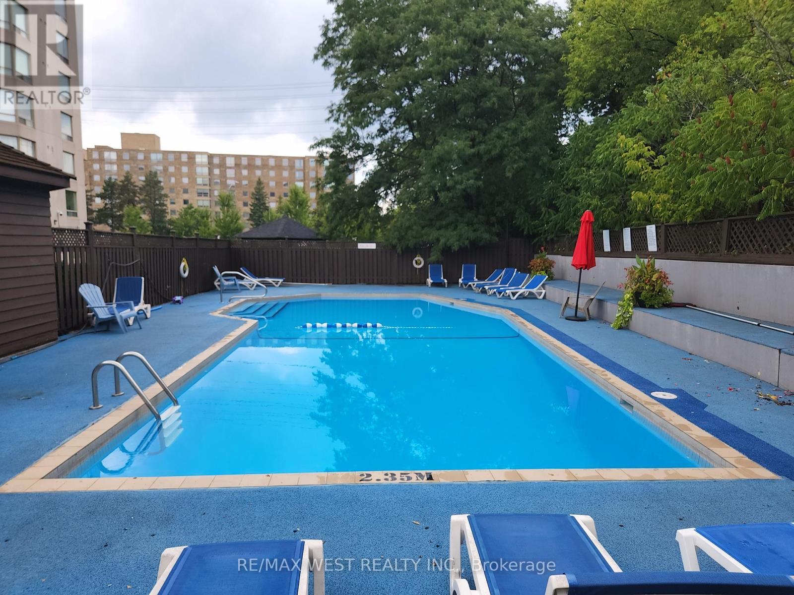 513 - 309 Major Mackenzie Drive E, Richmond Hill, ON - Outdoor With In Ground Pool With Backyard