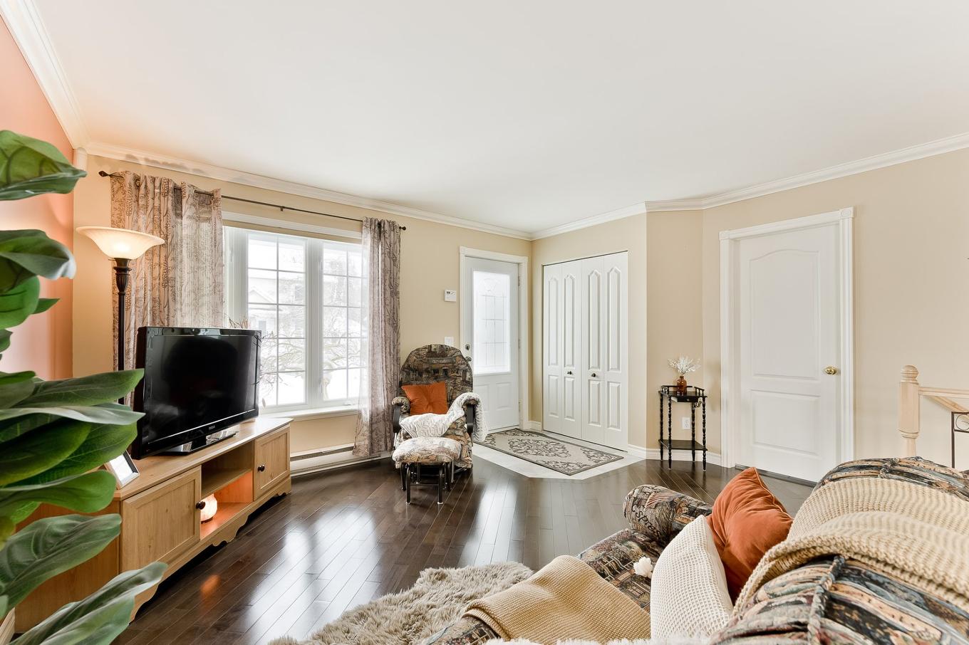 Salon - 6266 Rue Florent, Sherbrooke (Brompton/Rock Forest/Saint-Élie/Deauville), QC - Indoor Photo Showing Living Room