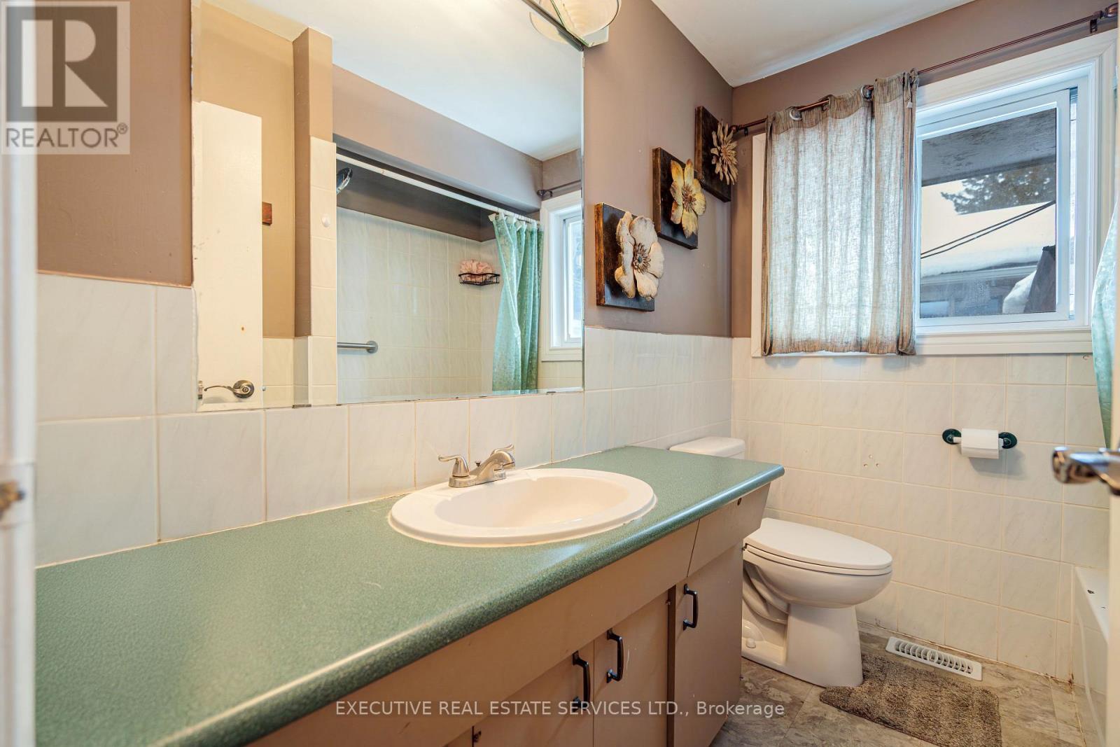 268 Ross Avenue, Kitchener, ON - Indoor Photo Showing Bathroom