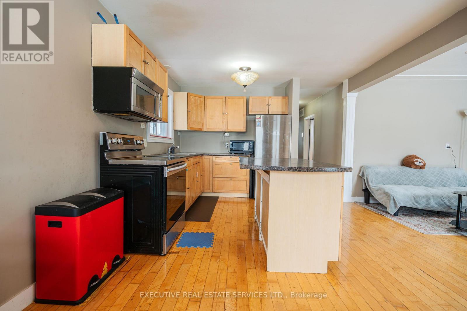 268 Ross Avenue, Kitchener, ON - Indoor Photo Showing Kitchen