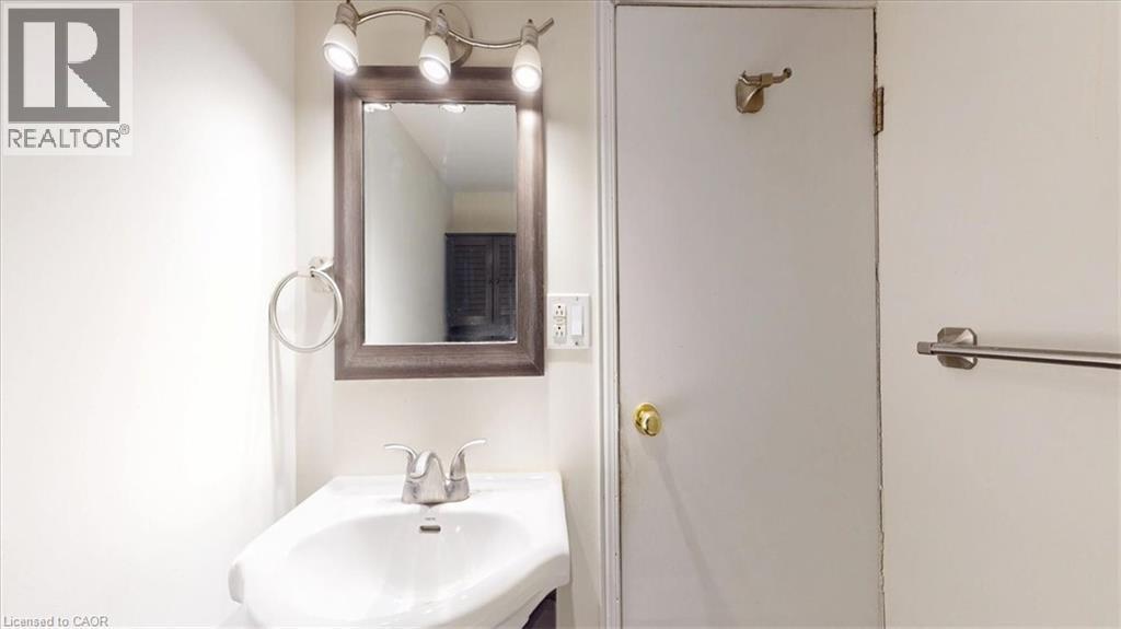 22 Broadview Avenue, Cambridge, ON - Indoor Photo Showing Bathroom