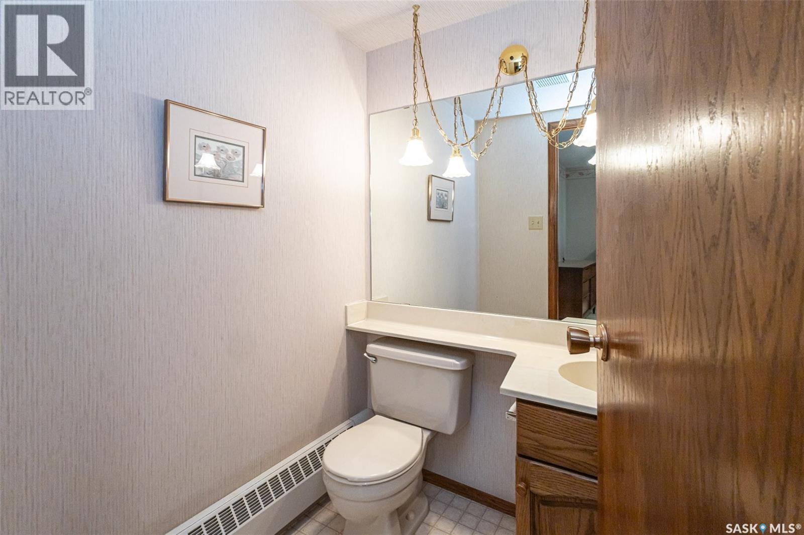 202 520 3Rd Avenue N, Saskatoon, SK - Indoor Photo Showing Bathroom