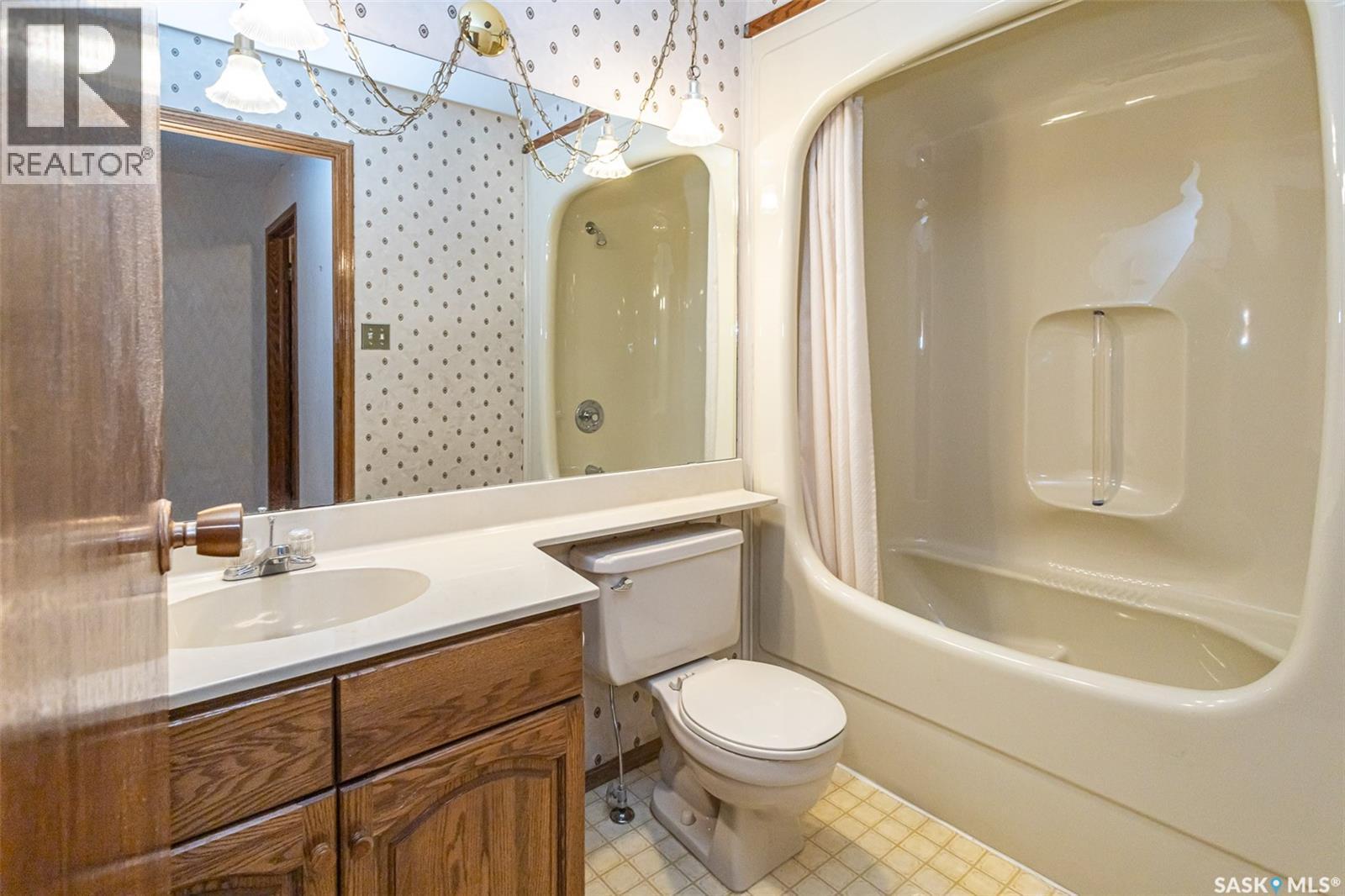 202 520 3Rd Avenue N, Saskatoon, SK - Indoor Photo Showing Bathroom