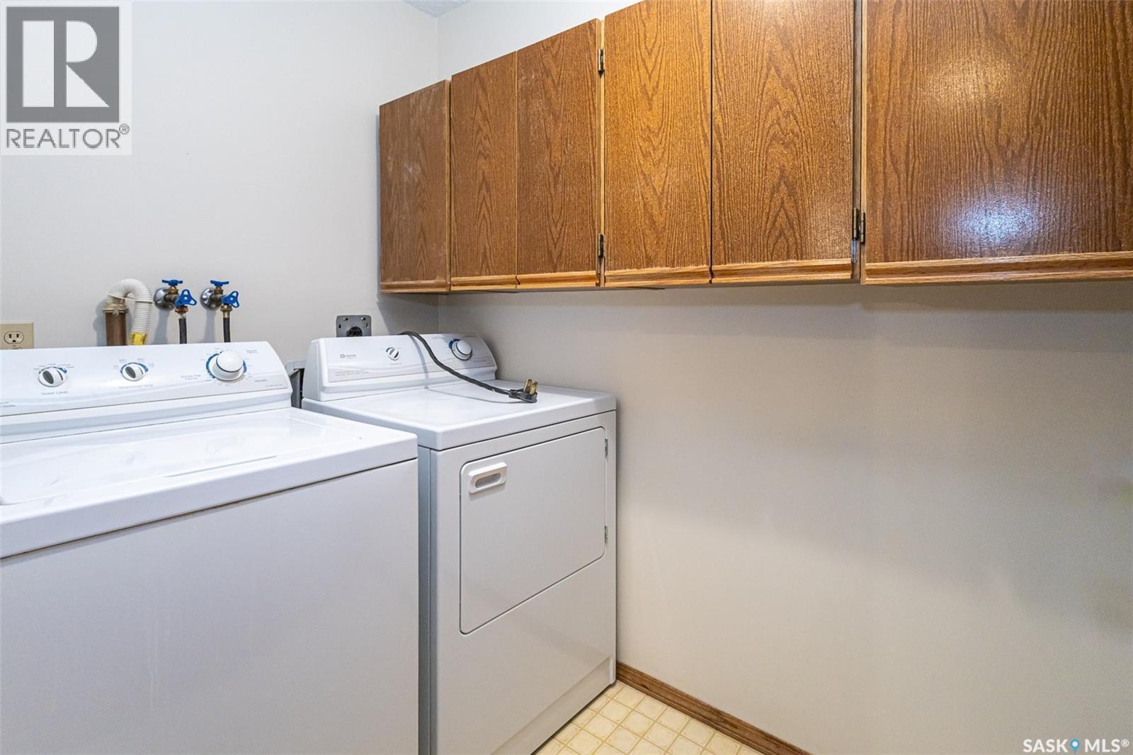 202 520 3Rd Avenue N, Saskatoon, SK - Indoor Photo Showing Laundry Room