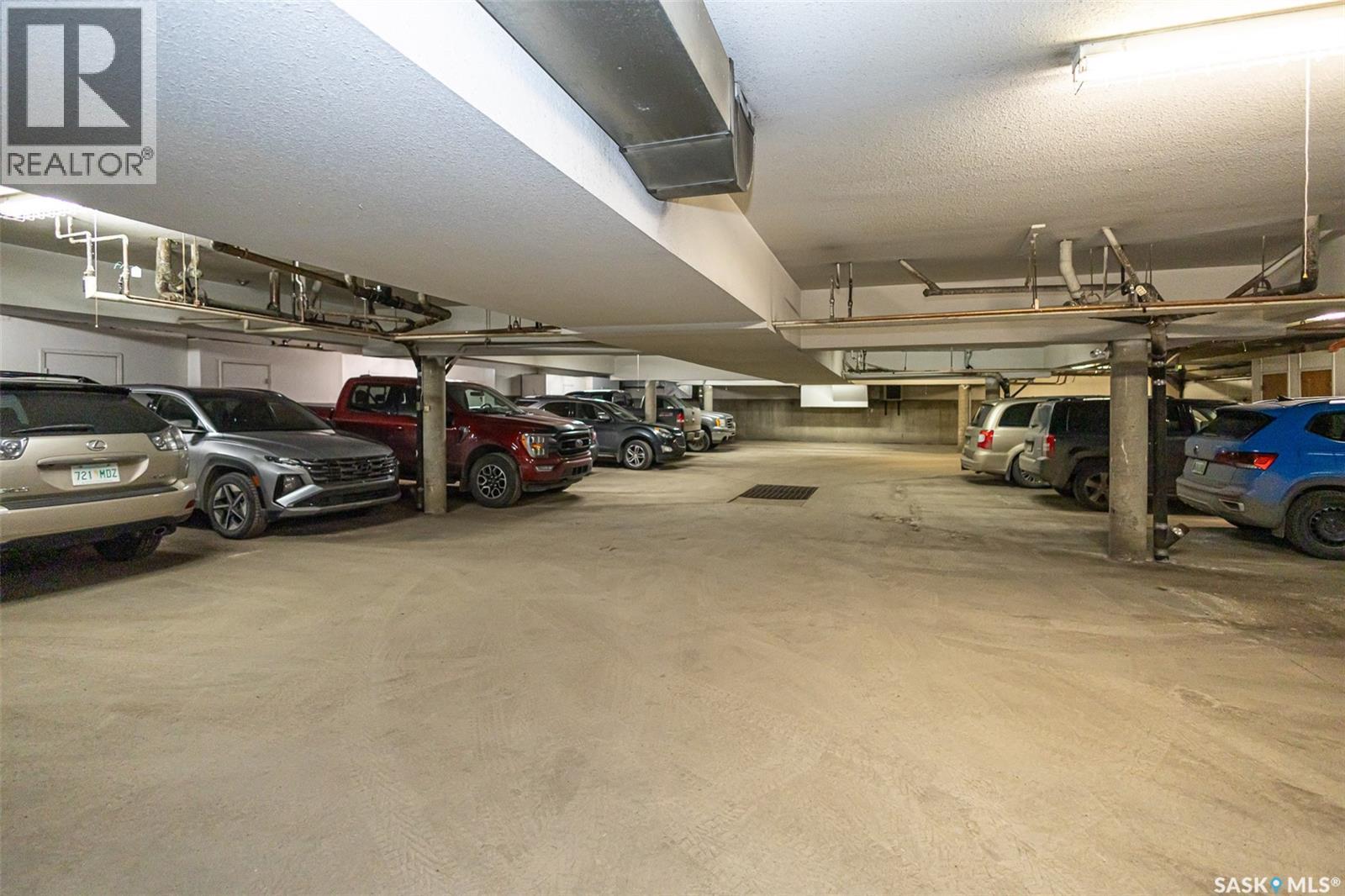 202 520 3Rd Avenue N, Saskatoon, SK - Indoor Photo Showing Garage