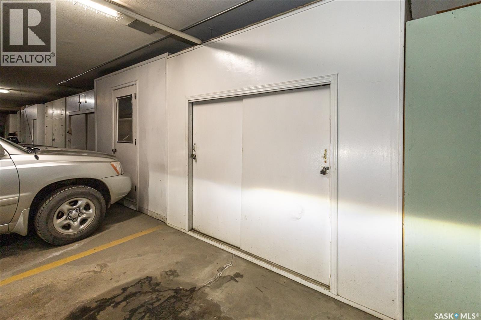 202 520 3Rd Avenue N, Saskatoon, SK - Indoor Photo Showing Garage