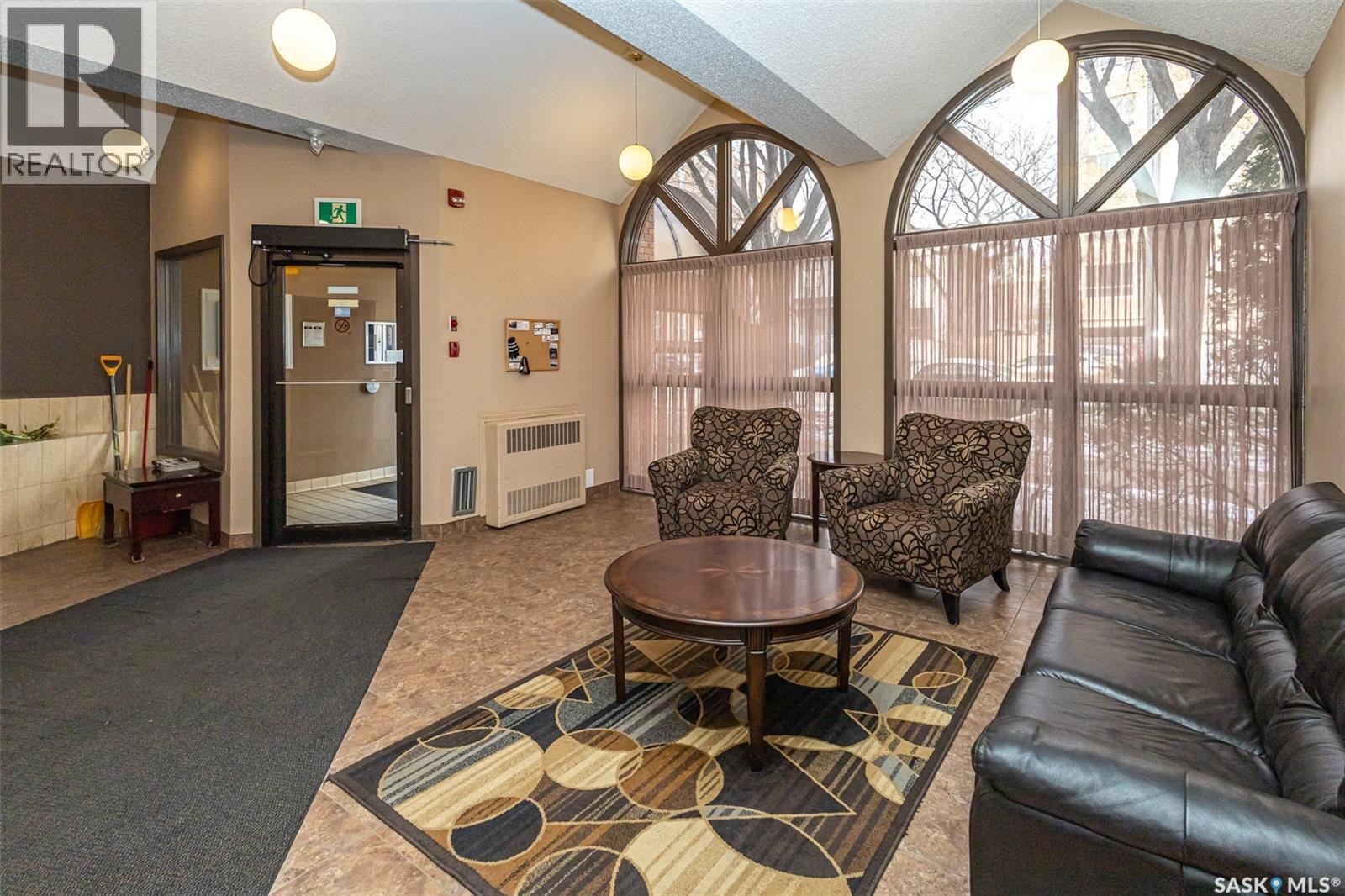 202 520 3Rd Avenue N, Saskatoon, SK - Indoor Photo Showing Living Room