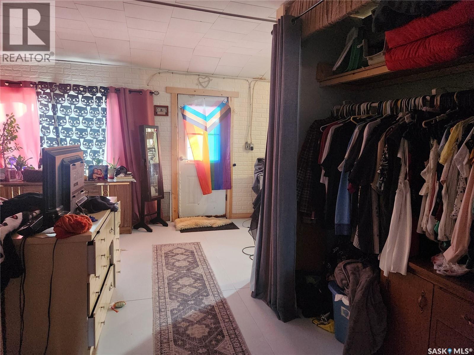 421 4Th Street, Chaplin, SK - Indoor