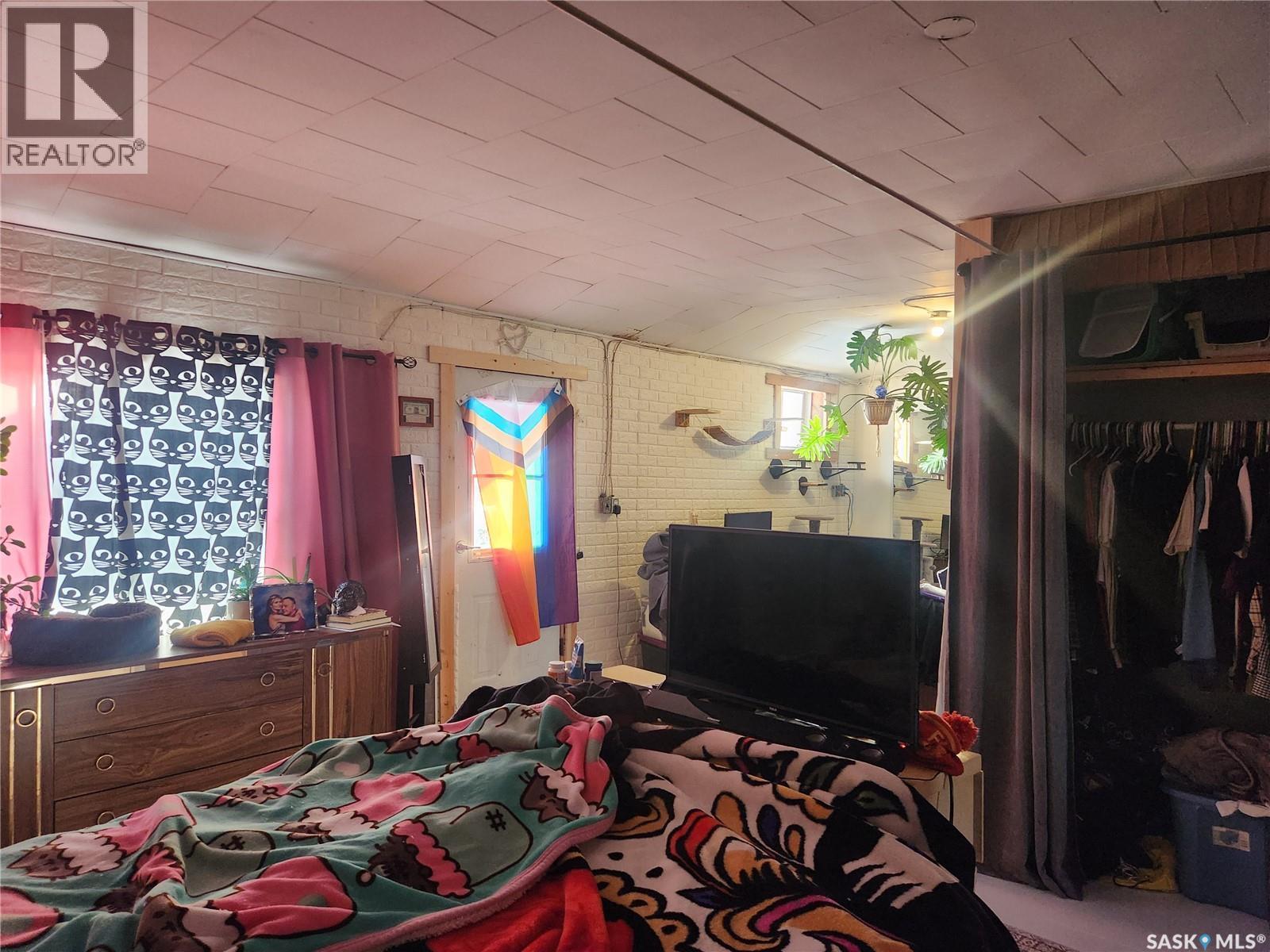 421 4Th Street, Chaplin, SK - Indoor Photo Showing Bedroom