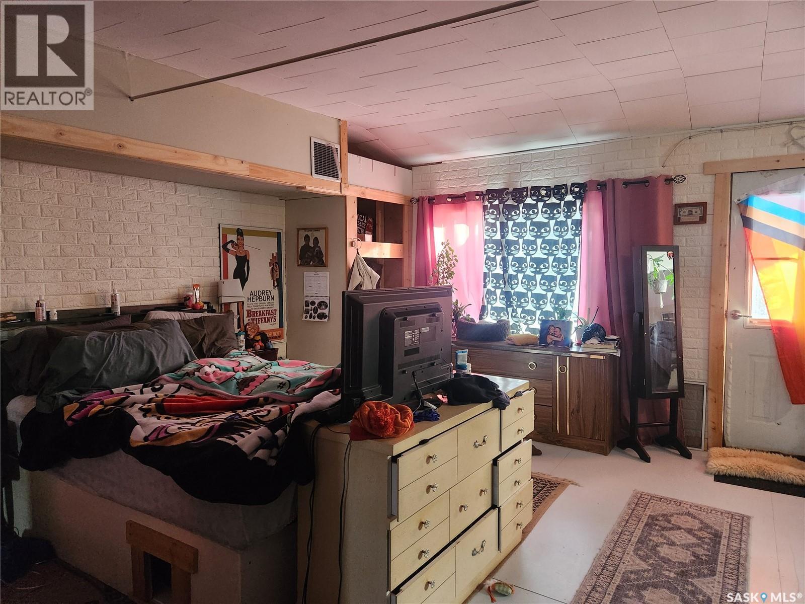 421 4Th Street, Chaplin, SK - Indoor