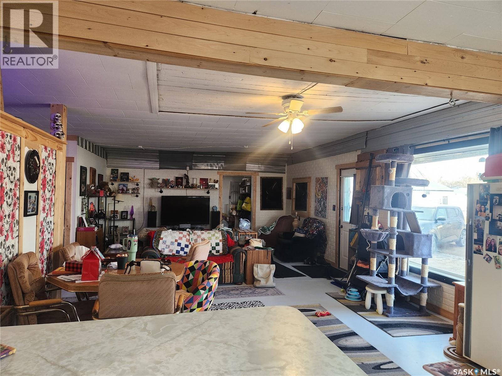 421 4Th Street, Chaplin, SK - Indoor