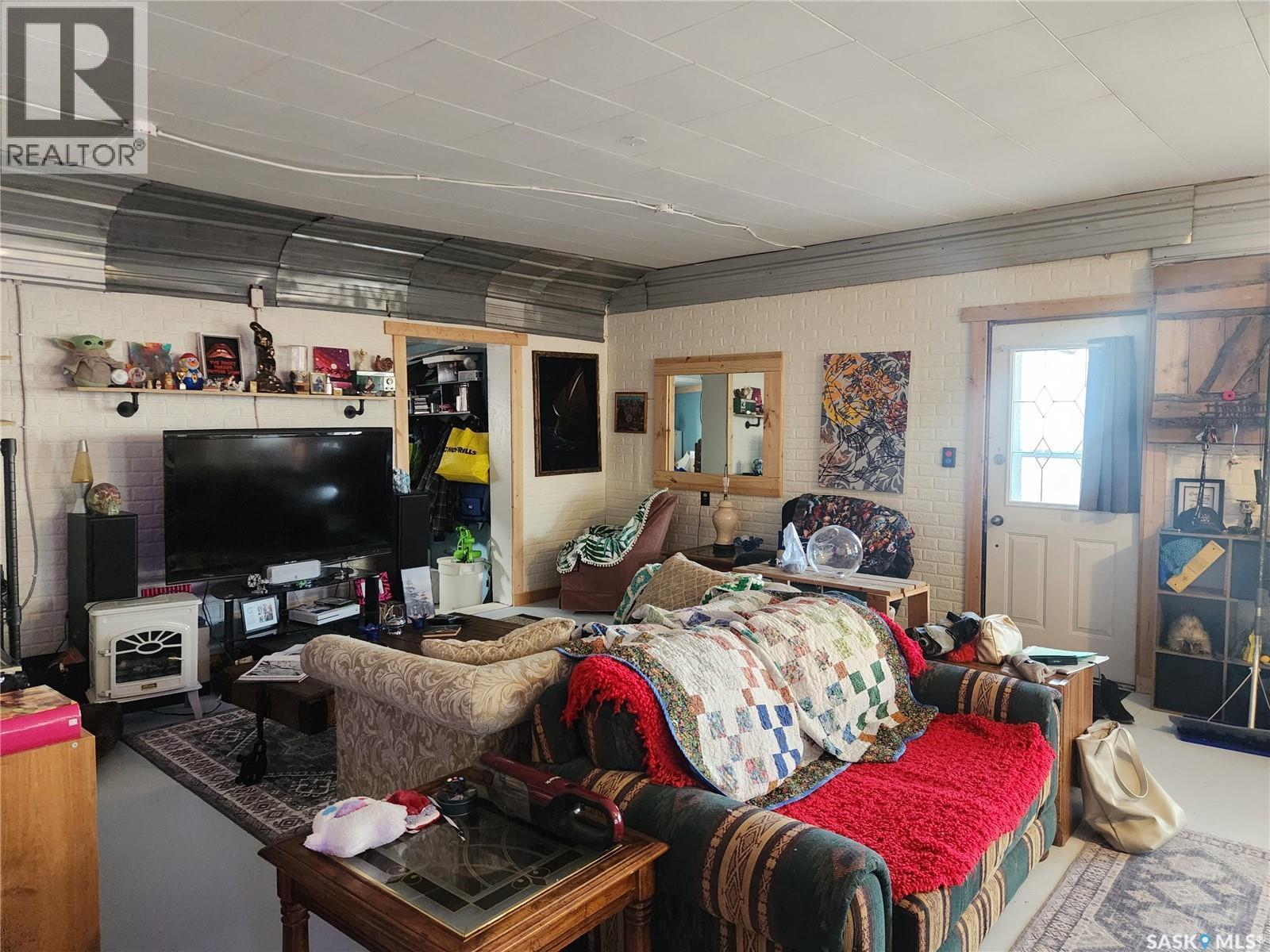 421 4Th Street, Chaplin, SK - Indoor