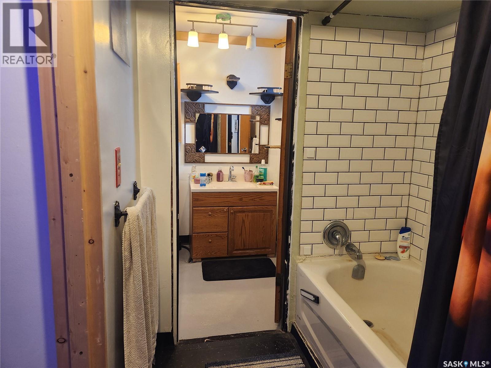 421 4Th Street, Chaplin, SK - Indoor Photo Showing Bathroom