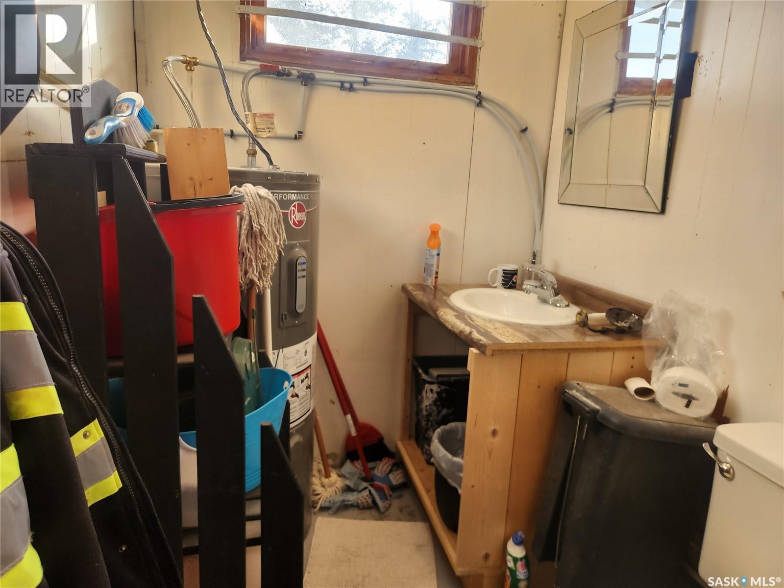 421 4Th Street, Chaplin, SK - Indoor Photo Showing Laundry Room