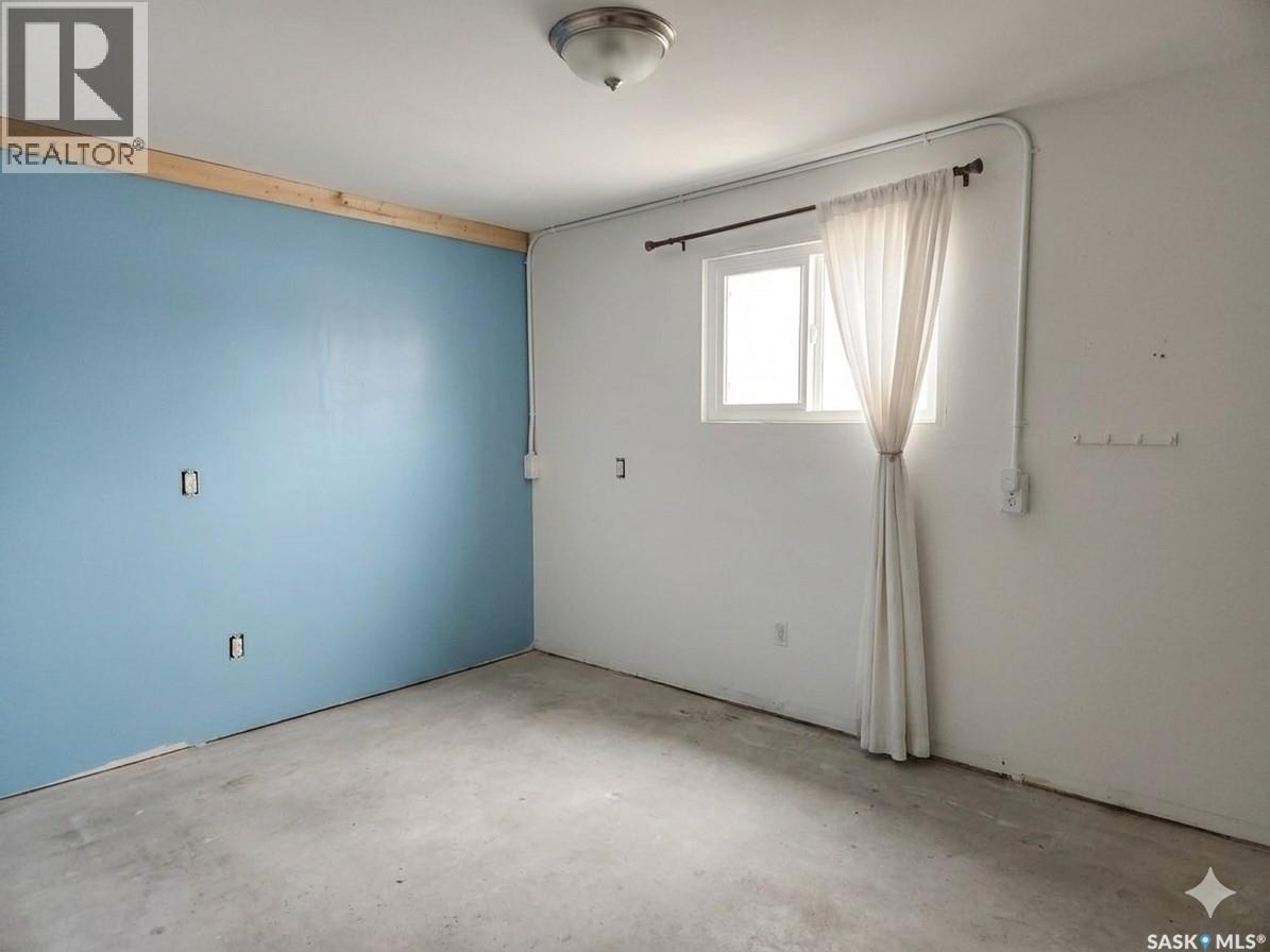 421 4Th Street, Chaplin, SK - Indoor