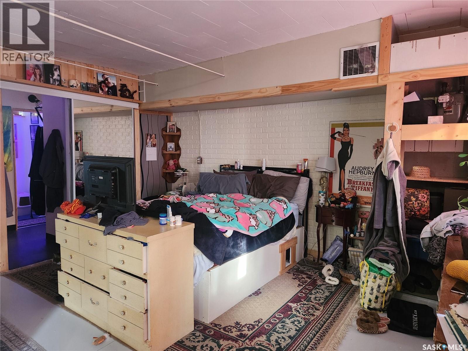 421 4Th Street, Chaplin, SK - Indoor