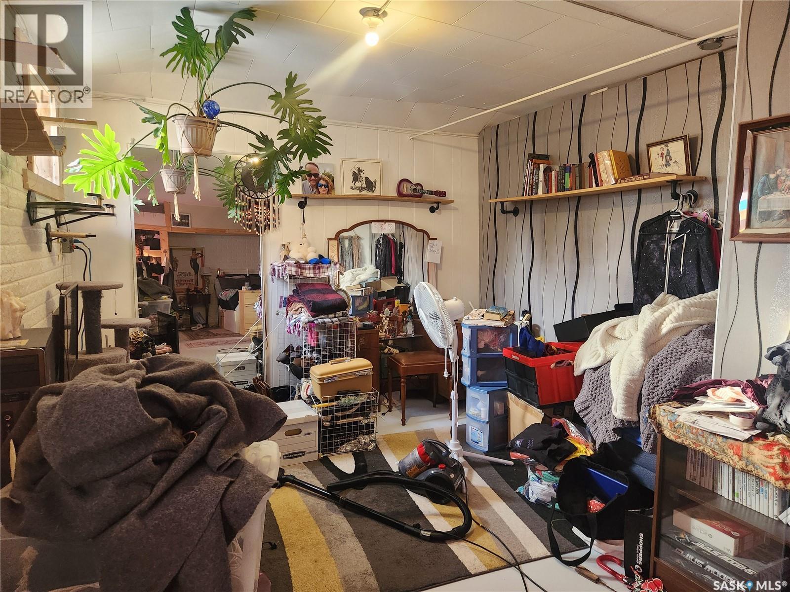 421 4Th Street, Chaplin, SK - Indoor Photo Showing Other Room