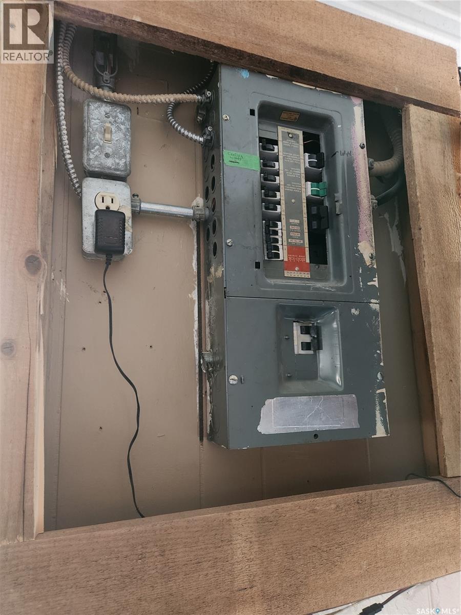 421 4Th Street, Chaplin, SK - Indoor