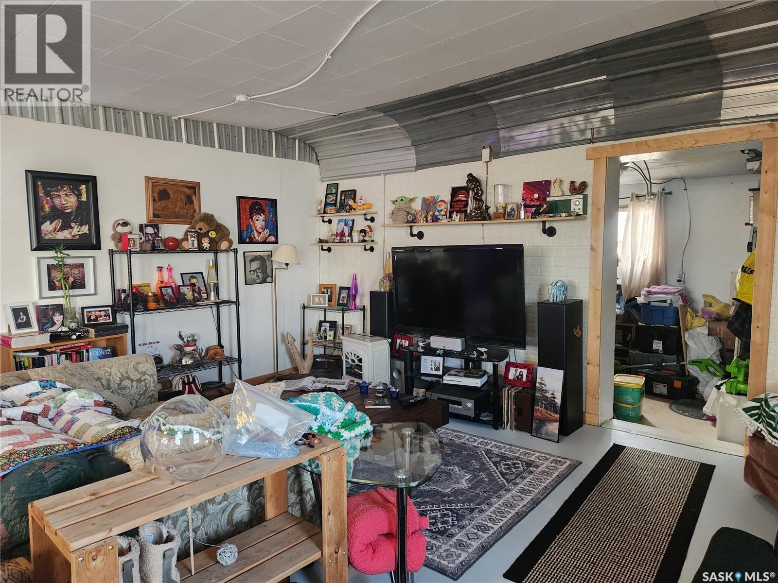 421 4Th Street, Chaplin, SK - Indoor