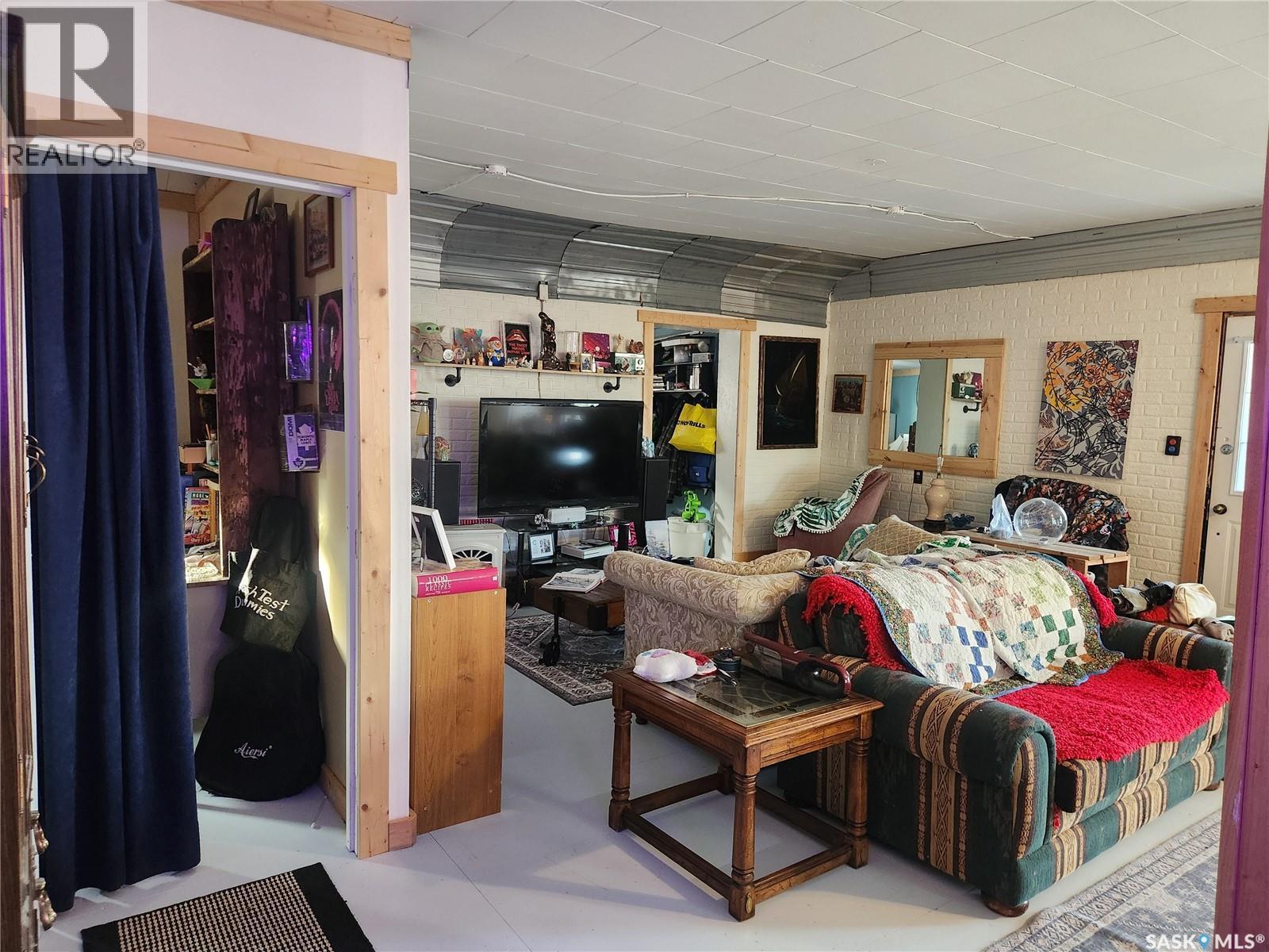 421 4Th Street, Chaplin, SK - Indoor