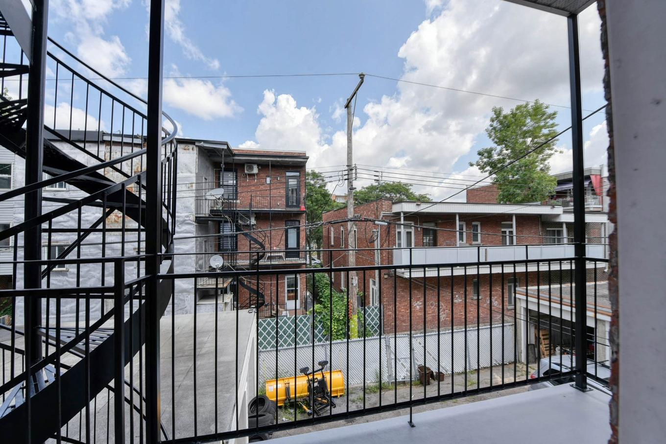 Balcon - 8615 Rue St-Denis, Montréal (Villeray/Saint-Michel/Parc-Extension), QC - With Exterior