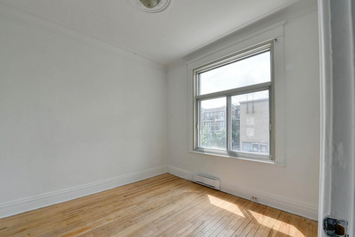 Chambre à coucher - 8615 Rue St-Denis, Montréal (Villeray/Saint-Michel/Parc-Extension), QC - Indoor Photo Showing Other Room