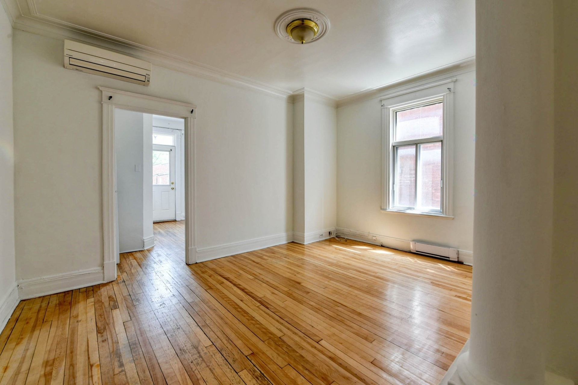 Living Room - 8615 Rue St-Denis, Montréal (Villeray/Saint-Michel/Parc-Extension), QC - Indoor Photo Showing Other Room