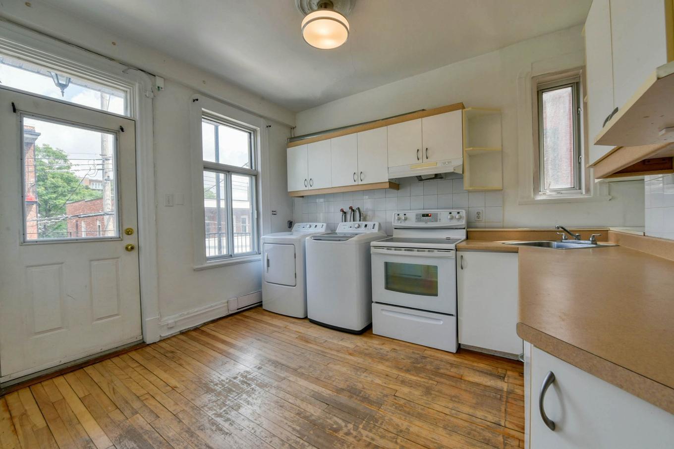 Cuisine - 8615 Rue St-Denis, Montréal (Villeray/Saint-Michel/Parc-Extension), QC - Indoor Photo Showing Laundry Room