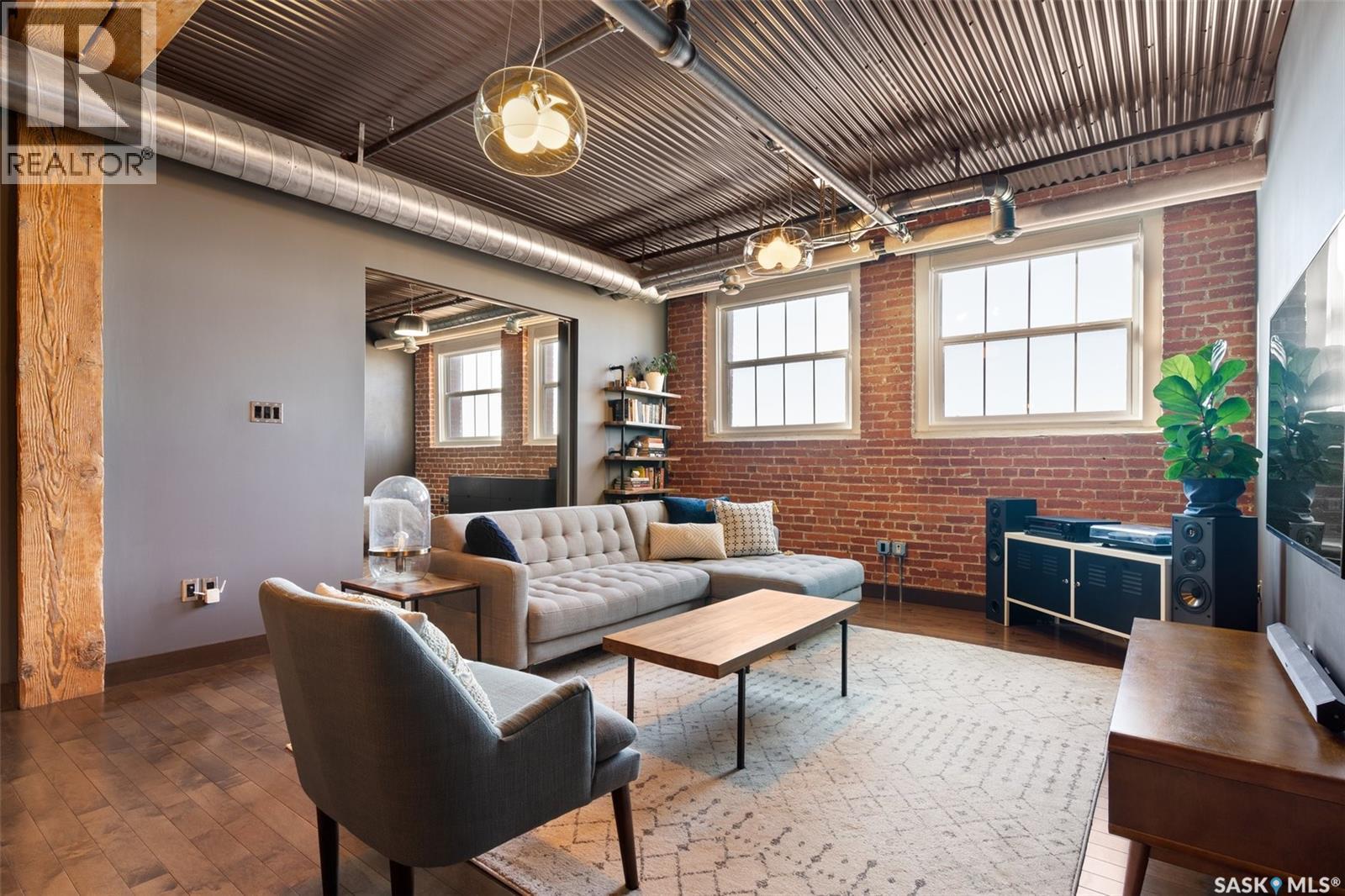 305 1275 Broad Street, Regina, SK - Indoor Photo Showing Living Room