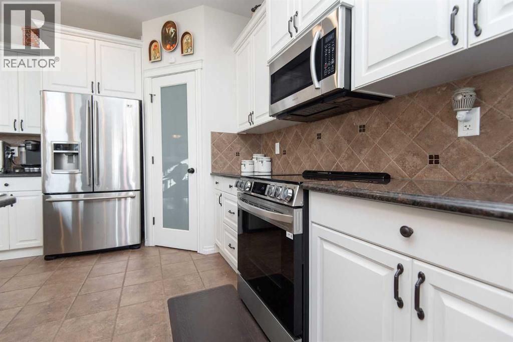 15 Volk Place, Red Deer, AB - Indoor Photo Showing Kitchen With Upgraded Kitchen