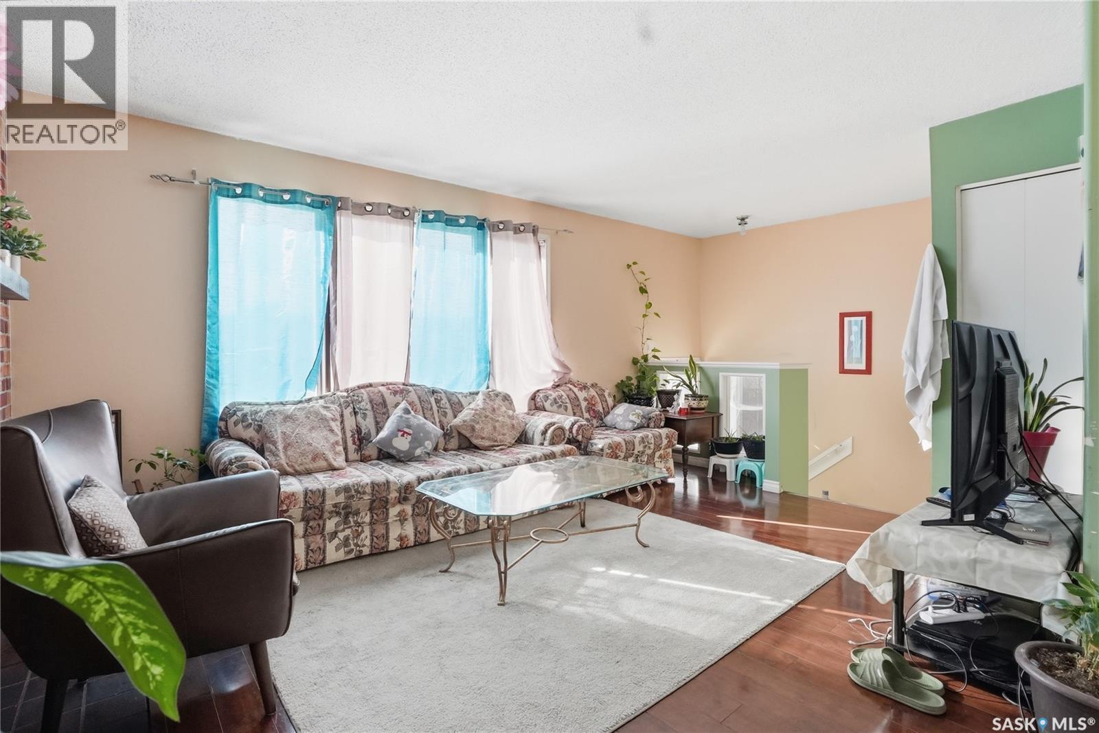 3523 Taylor Street E, Saskatoon, SK - Indoor Photo Showing Living Room