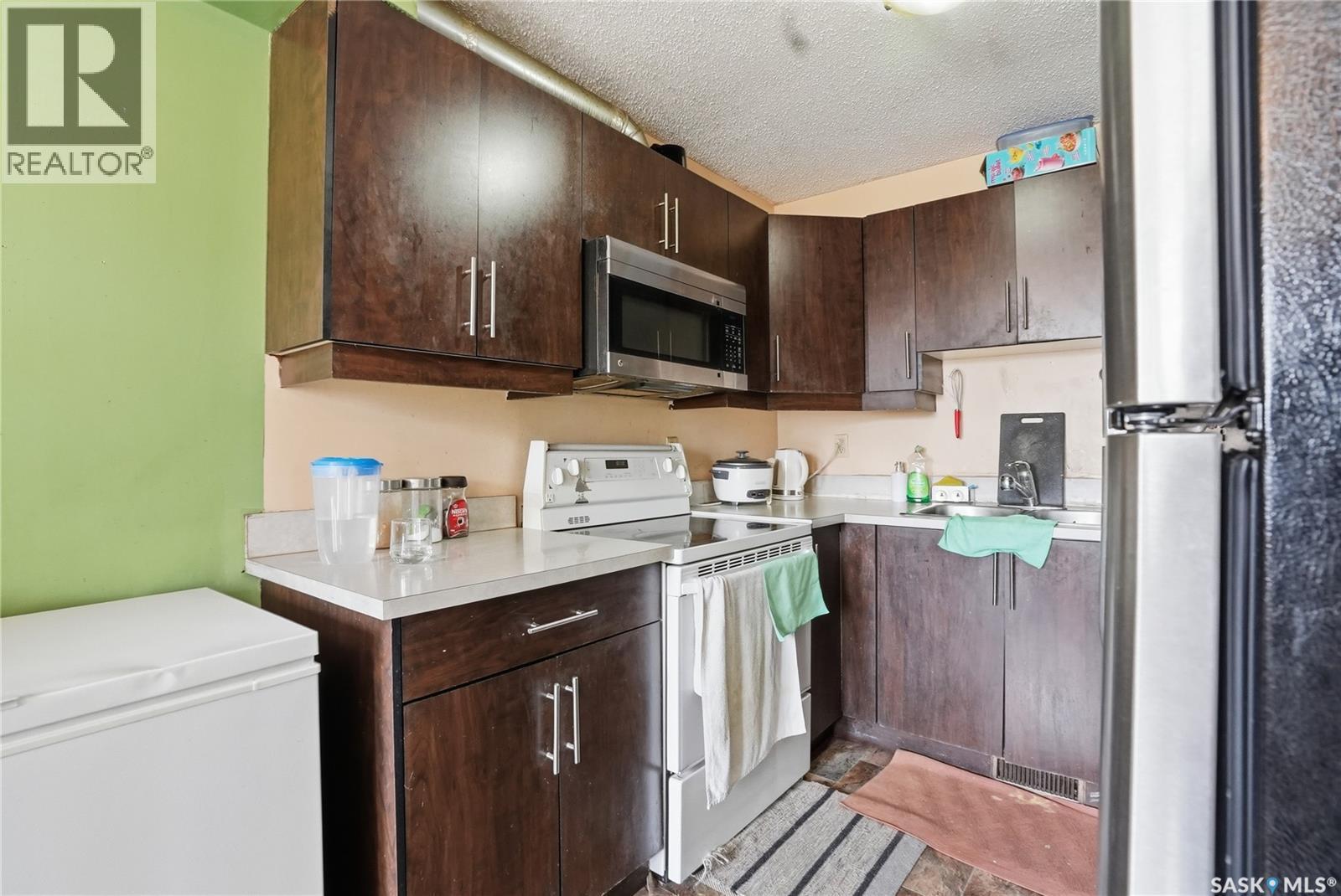 3523 Taylor Street E, Saskatoon, SK - Indoor Photo Showing Kitchen