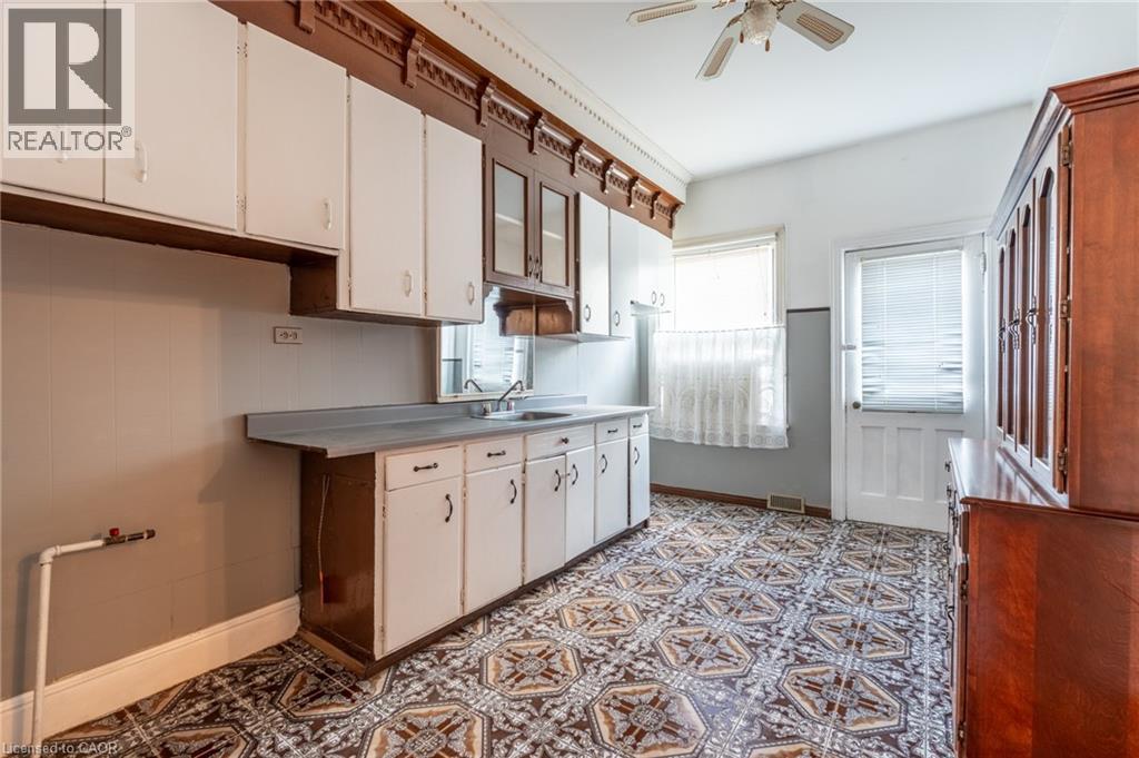128 Hess Street N, Hamilton, ON - Indoor Photo Showing Kitchen