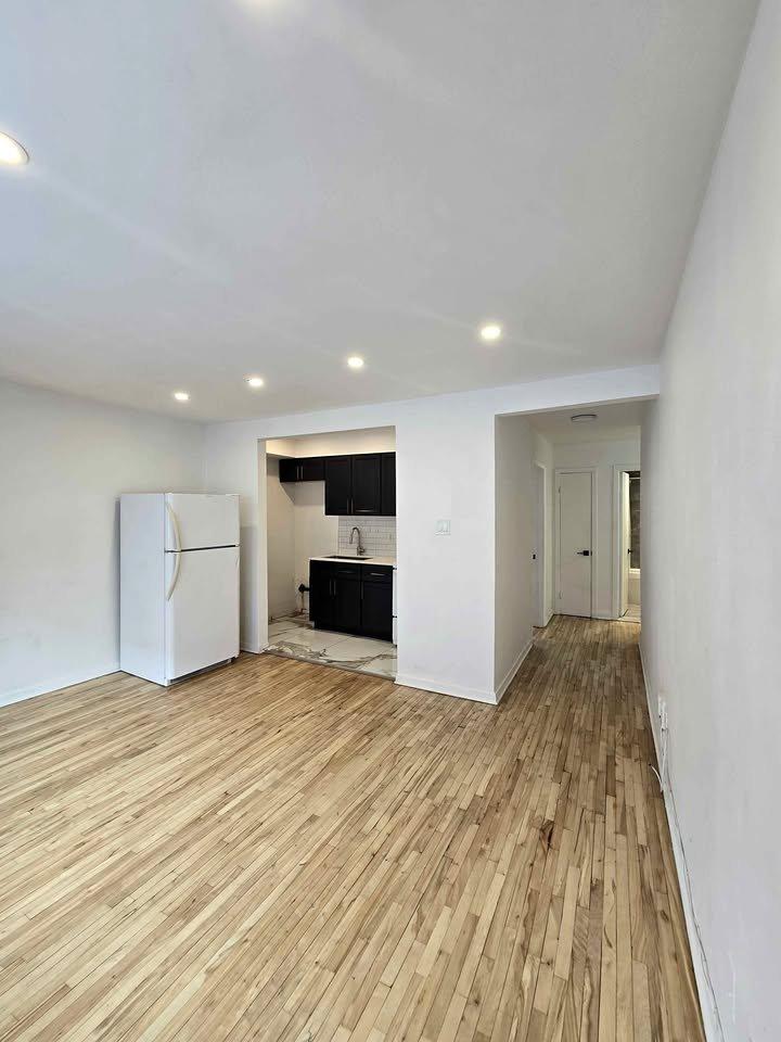 Salon - 8-2530 Rue Sicard, Montréal (Mercier/Hochelaga-Maisonneuve), QC - Indoor