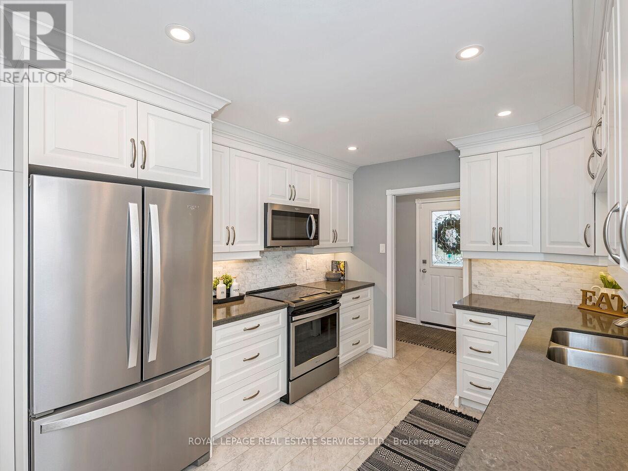 437 Highside Drive, Milton, ON - Indoor Photo Showing Kitchen With Stainless Steel Kitchen With Double Sink With Upgraded Kitchen