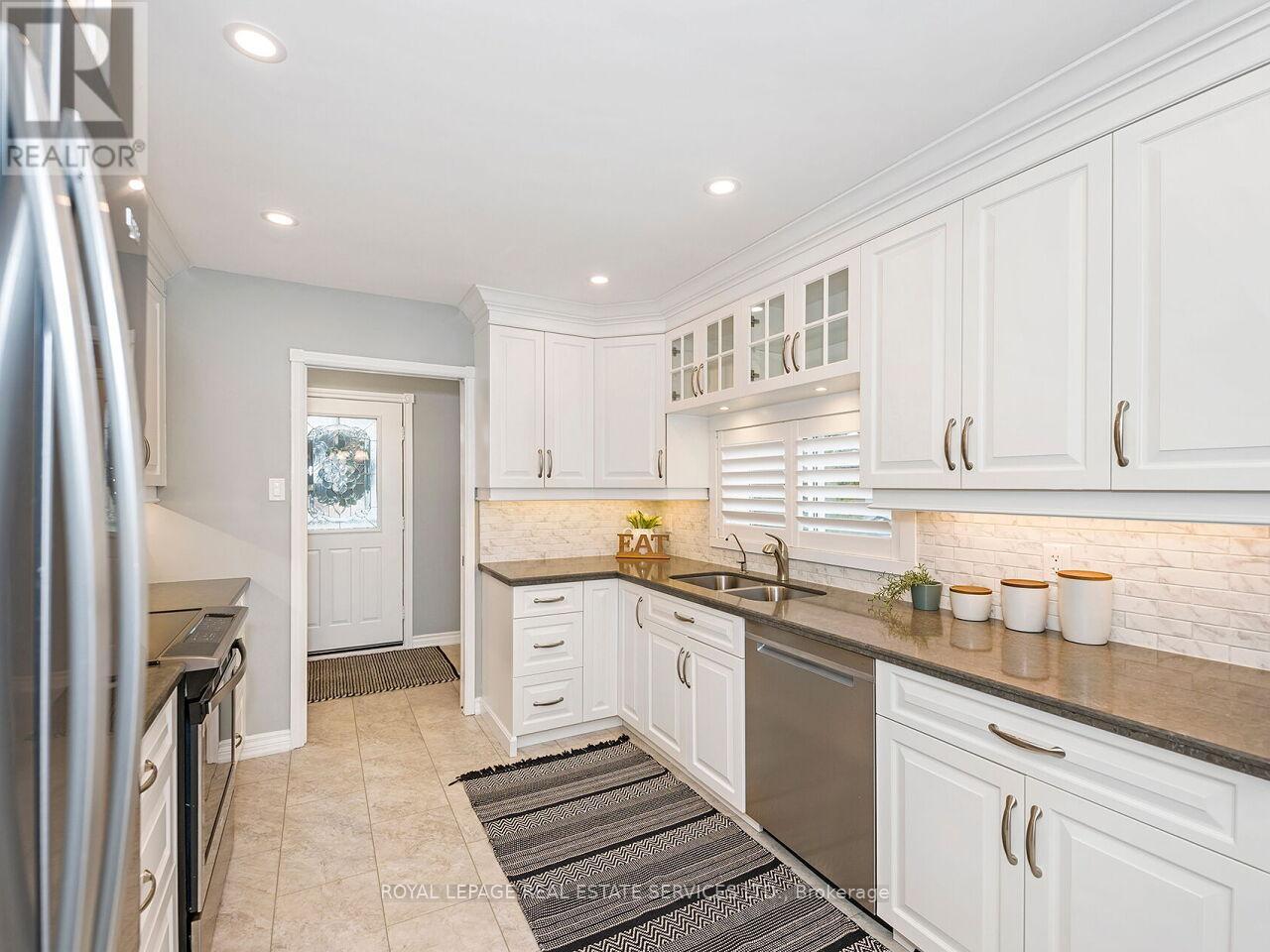 437 Highside Drive, Milton, ON - Indoor Photo Showing Kitchen With Stainless Steel Kitchen With Double Sink