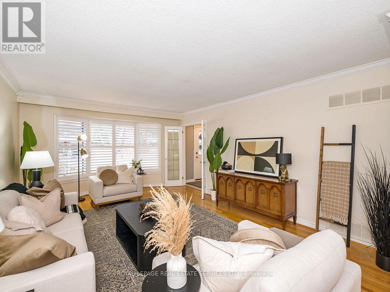 437 Highside Drive, Milton, ON - Indoor Photo Showing Living Room