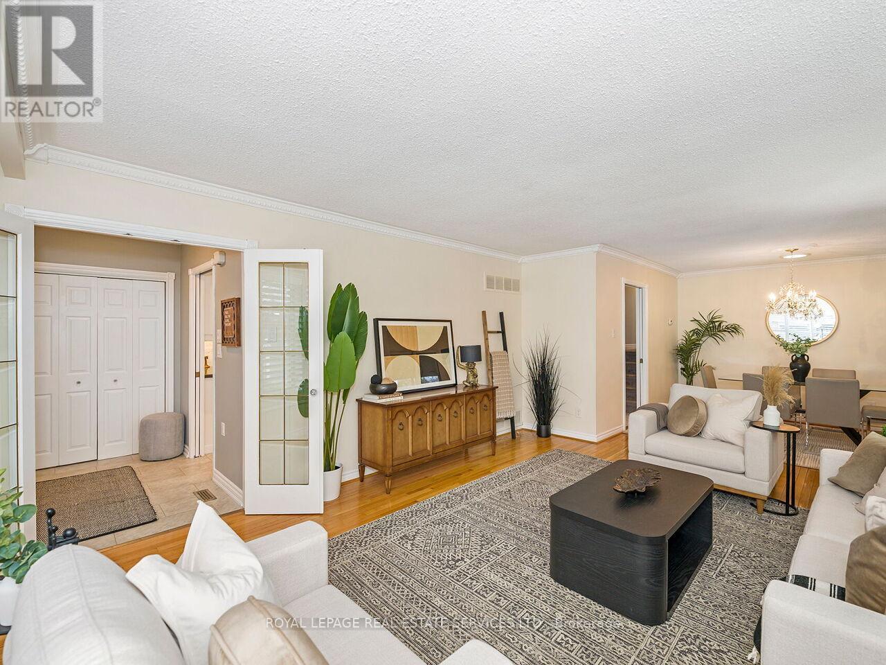 437 Highside Drive, Milton, ON - Indoor Photo Showing Living Room