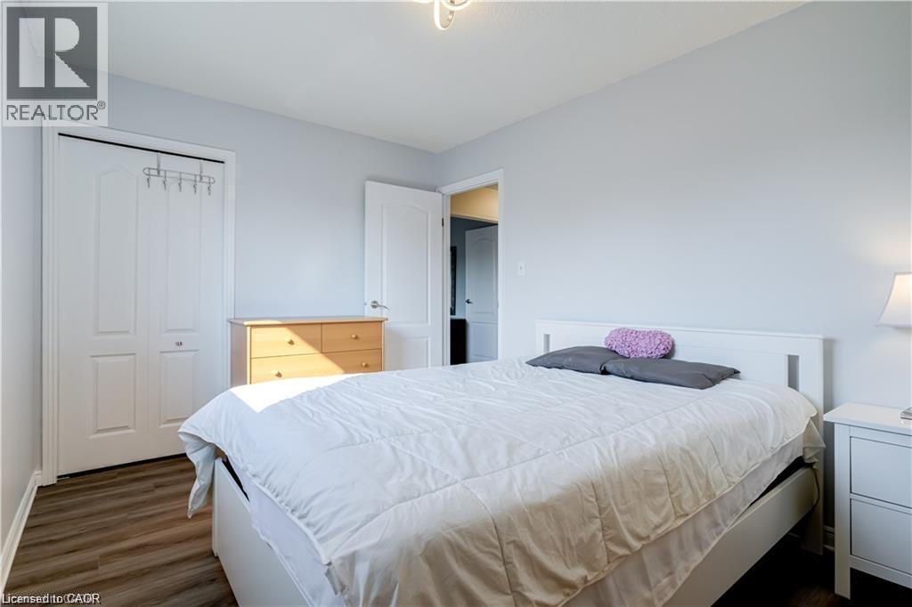 18 Charing Drive, Hamilton, ON - Indoor Photo Showing Bedroom