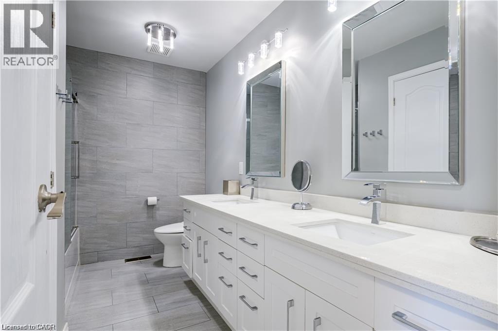 18 Charing Drive, Hamilton, ON - Indoor Photo Showing Bathroom