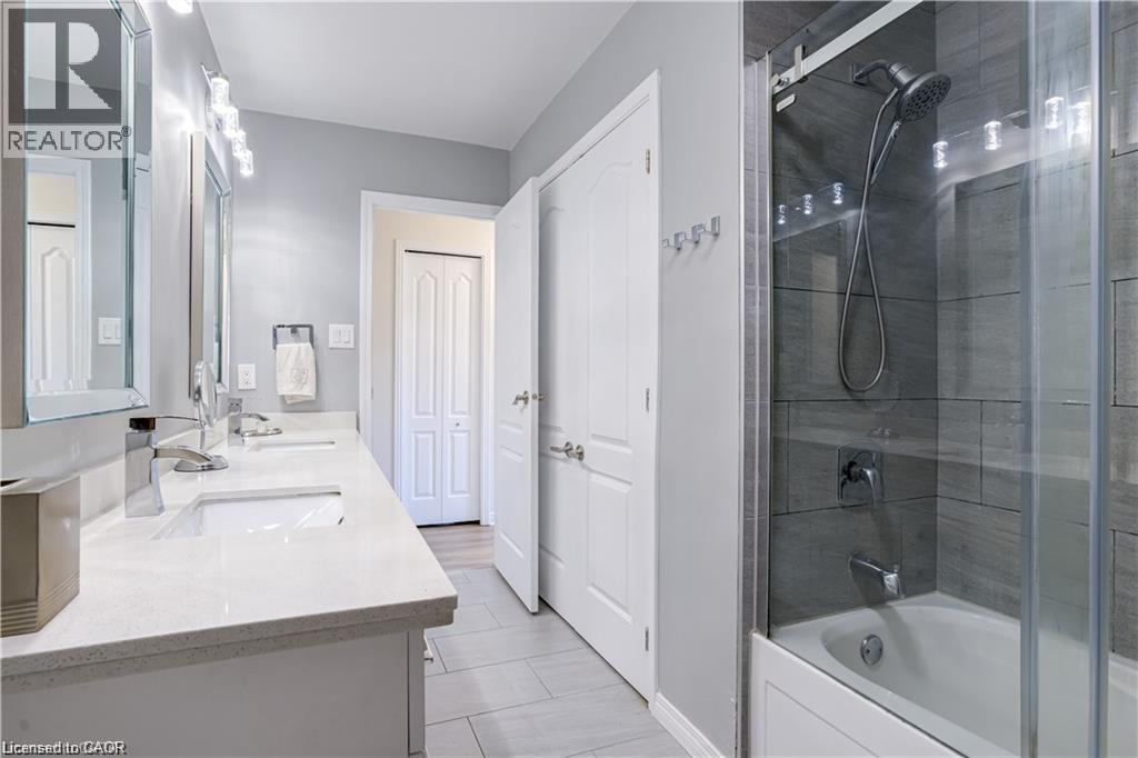 18 Charing Drive, Hamilton, ON - Indoor Photo Showing Bathroom
