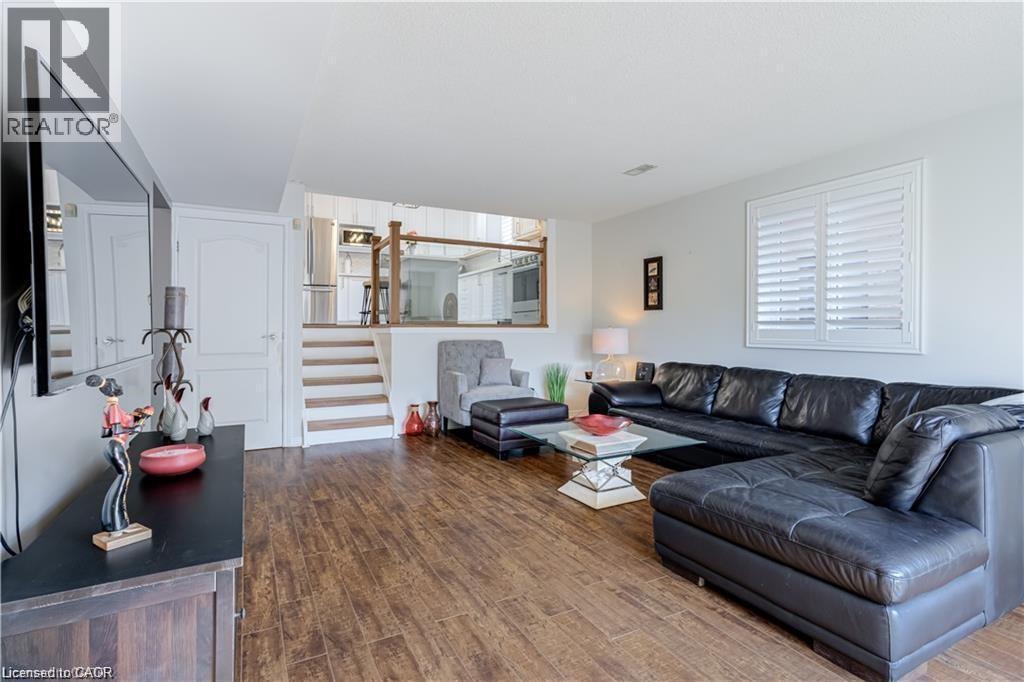 18 Charing Drive, Hamilton, ON - Indoor Photo Showing Living Room